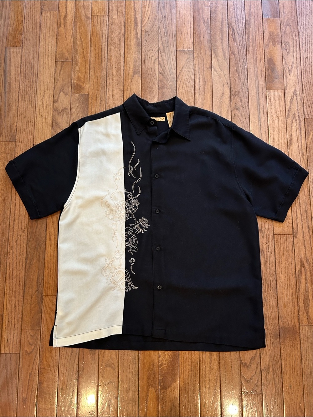 Casual Short-Sleeve Button-Down Shirt in Black and Cream